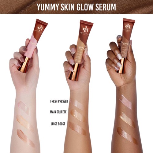 Tre armer viser ulike hudtoner med swatches av en glow serum i forskjellige nyanser. Serumet er i en tube med en rose gullhette.