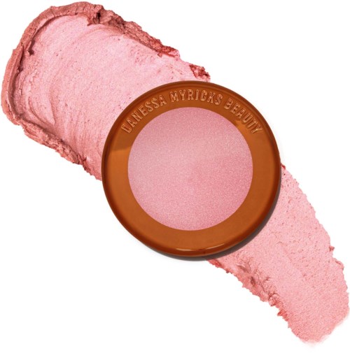 En rund makeupprodukt med bruna kanter och rosa puder inuti, märkt med ett märkesnamn. Cremor och puder runt det.