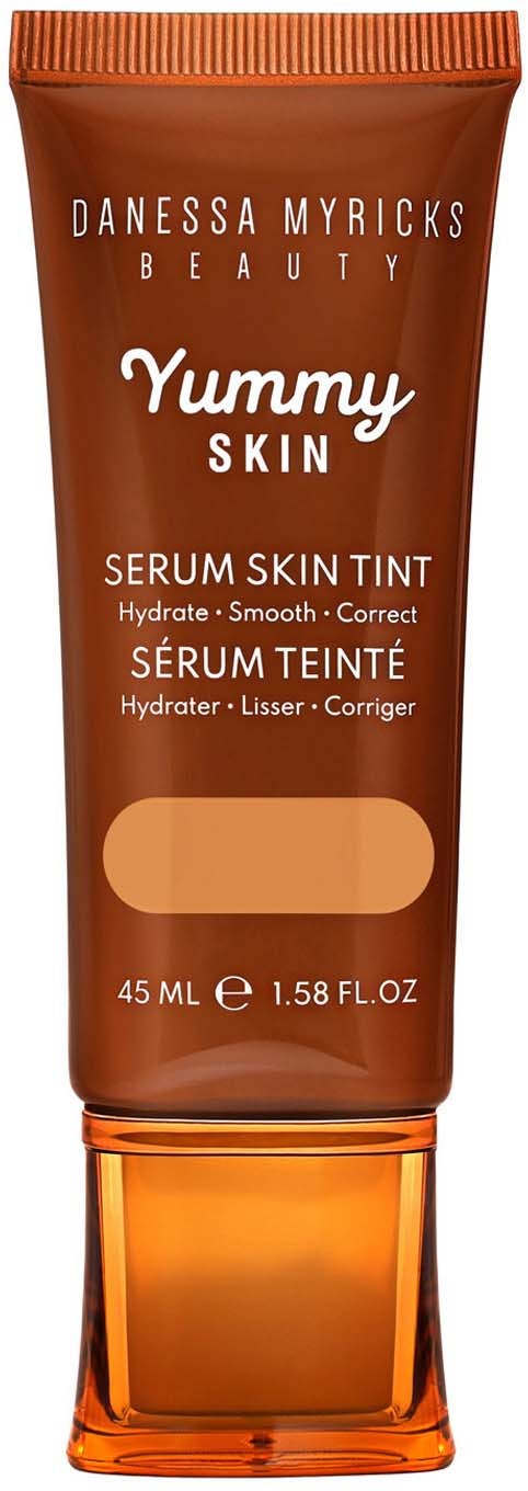 Ein brauner Tubus mit orangeem Deckel. Es ist ein Hautserum von Danessa Myricks Beauty zum Hydratisieren und Korrigieren.