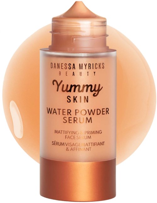 Een waterpoeder-serum met pomp, van Danessa Myricks Beauty, voor matte huid.