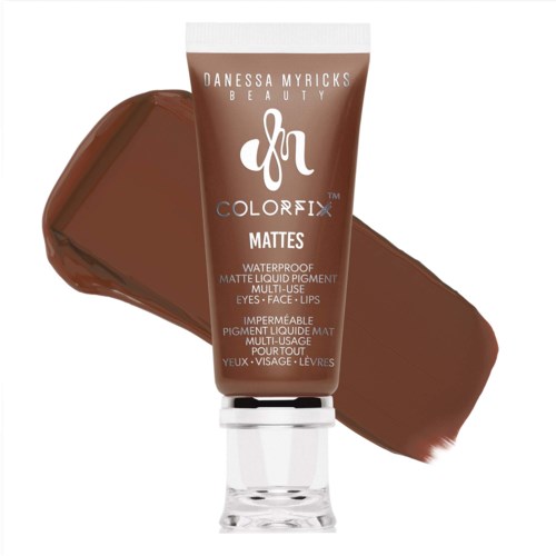 Bruine tube van Danessa Myricks Beauty matte vloeibare pigment, gelabeld voor waterproof gebruik op gezicht, ogen, lippen.