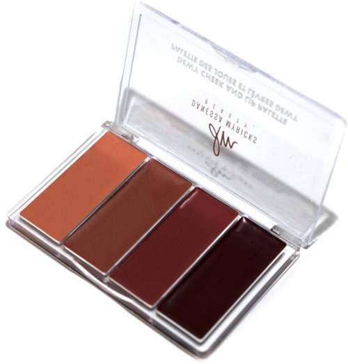 Een make-up palet met vier tinten: oranje, bruin, rood en donkerpaars, in een doorzichtige kunststof case.
