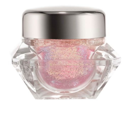 Kleine roze glittercrème in een heldere, facetgeslepen glazen pot met een zilverkleurige deksel.