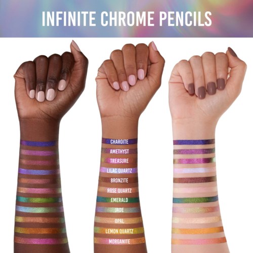 Swatches av olika läppstiftstycken på armar, med tre händer som visar olika hudtoner. Texten säger Infinite Chrome Pencils.