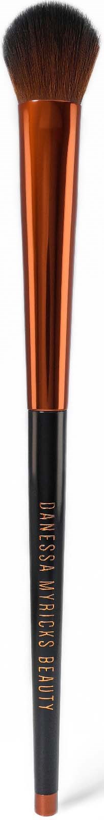 Ein Make-up-Pinsel mit schwarzem Griff und orangefarbenem oberen Teil, beschriftet 'MASSA MARKUS BEAUTE'.