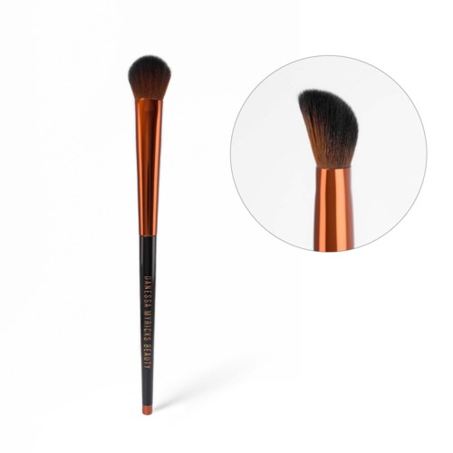 Ein Make-up-Pinsel mit braunen Borsten und einem kupferfarbenen Griff. Nahaufnahme zeigt weiches, rundes Pinselende.