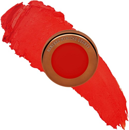 Rote Creme-rouge in einem runden Behälter mit Text. Auf weißem Hintergrund mit Pinselstrich.
