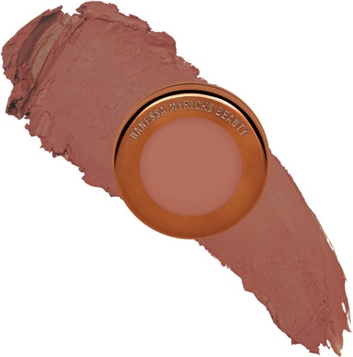Een ronde make-upverpakking met de tekst 'Manessa Myrick's Beauty', omgeven door een grote rozekleurige blush.