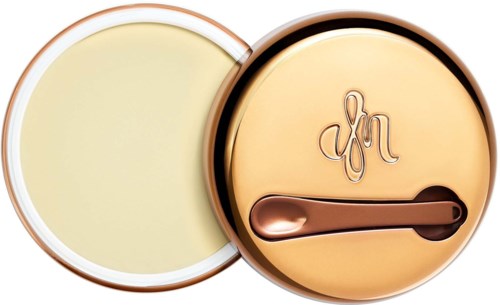 Ein kompakter Behälter mit Deckel, enthält eine hellgelbe Substanz, möglicherweise eine Salbe oder Creme, mit Initialen auf der Oberseite.