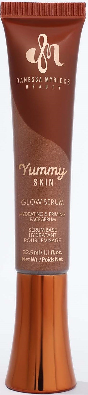 En tube med ansiktsserum merket 'Yummy Skin' av Danessa Myricks, med brunt og sølv design.