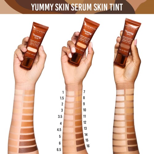 Drei Hände halten Yummy Skin Serum Skin Tint-Tuben, die verschiedene Töne an Armen zum Vergleich zeigen.