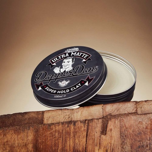 Pyöreä Dapper Dan Ultra Matte -hiusvaha rasian puupinnalla.