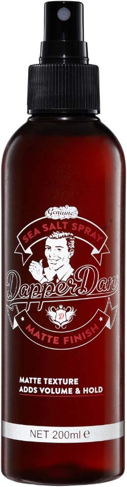 Ruskea suihkepullo mustalla suihkepäällä, merkiltään Dapper Dan Sea Salt Spray, 200ml, matta lopputulos ja volyymi.
