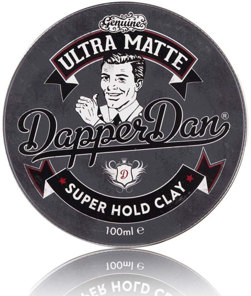 Pyöreä etiketti, jossa hymyilevä mies ja tekstiä 'Ultra Matte' ja 'Super Hold Clay' hiusten muotoiluun.