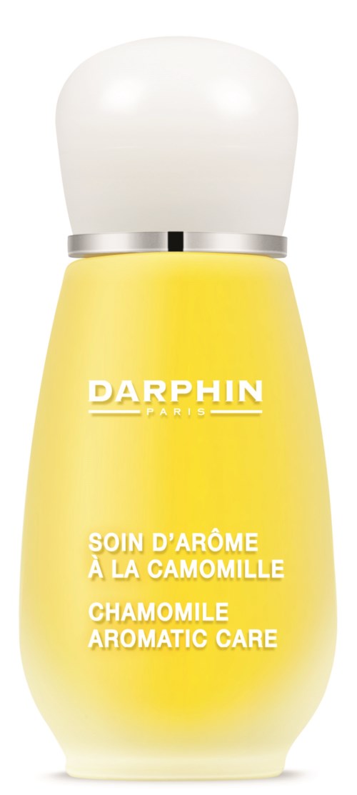 Eine gelbe Flasche mit weißem Deckel, beschriftet 'Darphin Kamille Aromatic Care' für Duft- und Hautpflege.