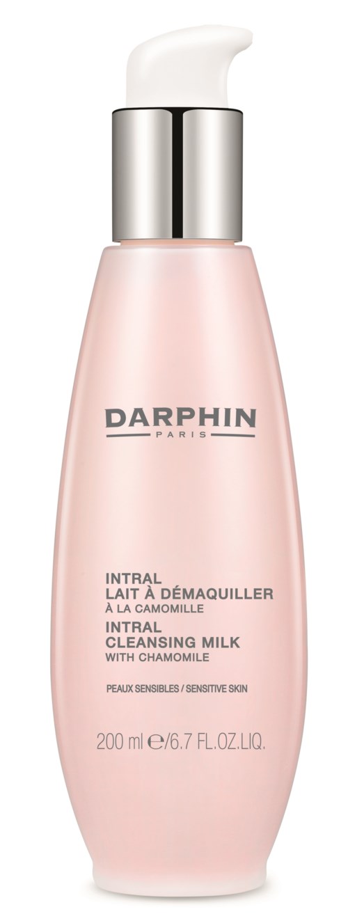 Eine rosa Flasche mit Pumpaufsatz, beschriftet Darphin, enthält Reinigungsmilch mit Kamille für empfindliche Haut.