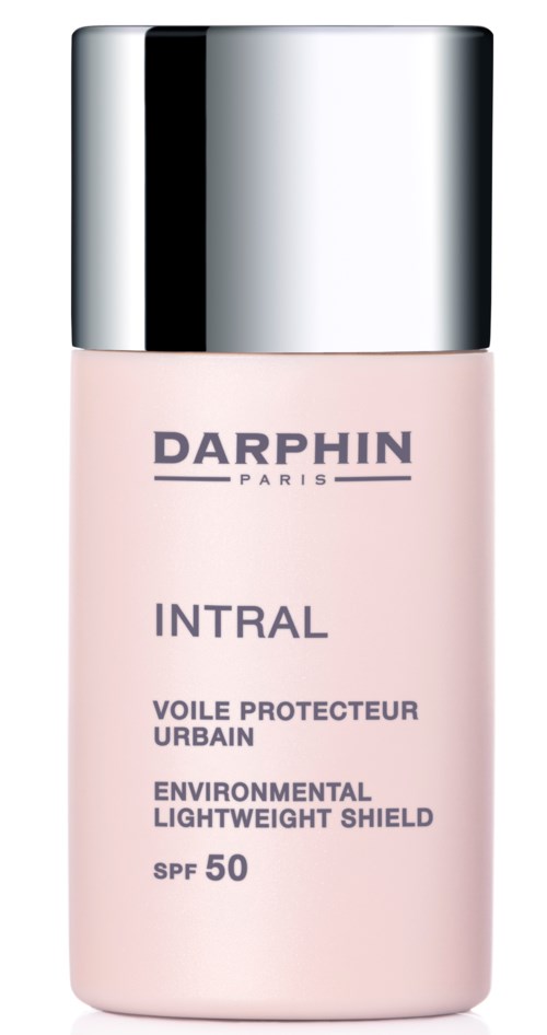 Eine rosa Flasche mit glänzendem silbernem Deckel. Sie hat Text über Sonnenschutz, UV-Schutz und Umweltschutz. SPF 50.