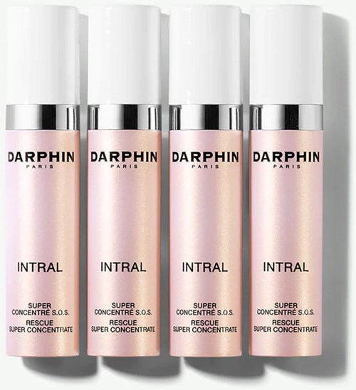 Vier rosa Flaschen mit Darphin Hautpflegeprodukten, beschriftet 'INTRAL' und 'RESCUE', stehen nebeneinander.