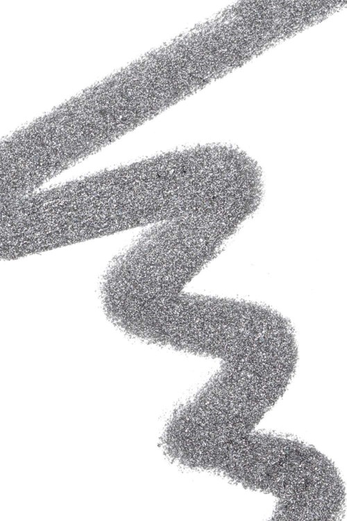 Een zilveren glittersnee en een golvende spiraal op een witte achtergrond.