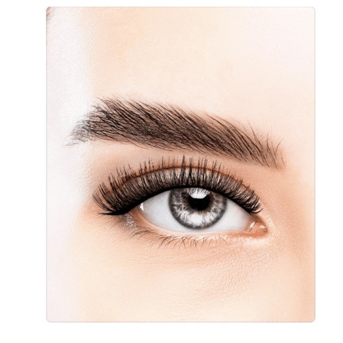 Close-up van iemands oog met make-up, lange wimpers en goed gedefinieerde wenkbrauw.
