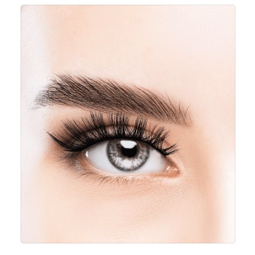 Close-up van iemands oog met gedetailleerde make-up, lange wimpers en goed verzorgde wenkbrauwen.