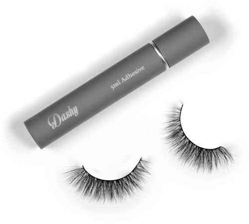 Een lipgloss van een vlogger met de naam "Dashu" naast een paar nepwimpers.