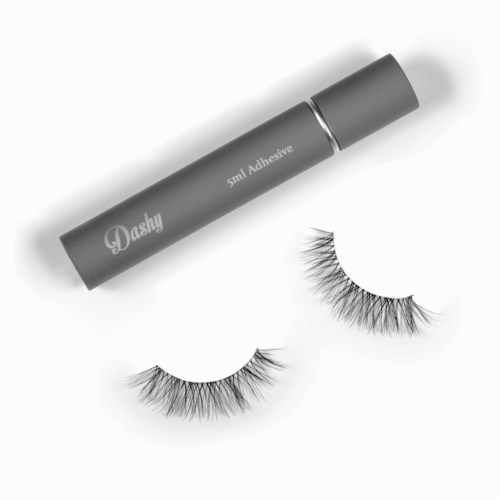 Een grijze wimperverlengingsbuis en twee paren nep-wimpers op een witte achtergrond.