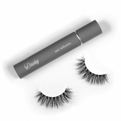Een grijze wimperlijm tube met twee nepwimpers eronder.