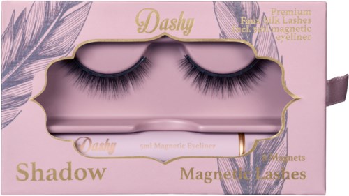 Roze doos met valse wimpers genaamd 'Dashy Shadow Magnetic Lashes' en decoratieve bladontwerpen.