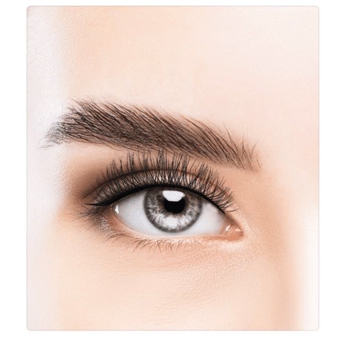 Close-up van een blauw oog met make-up, lange wimpers en een gedefinieerde wenkbrauw.
