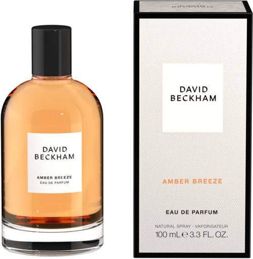 Ein Parfümflasche mit der Aufschrift 'Amber Breeze' neben der Verpackung, beide mit weißem Hintergrund und schlichtem Design.