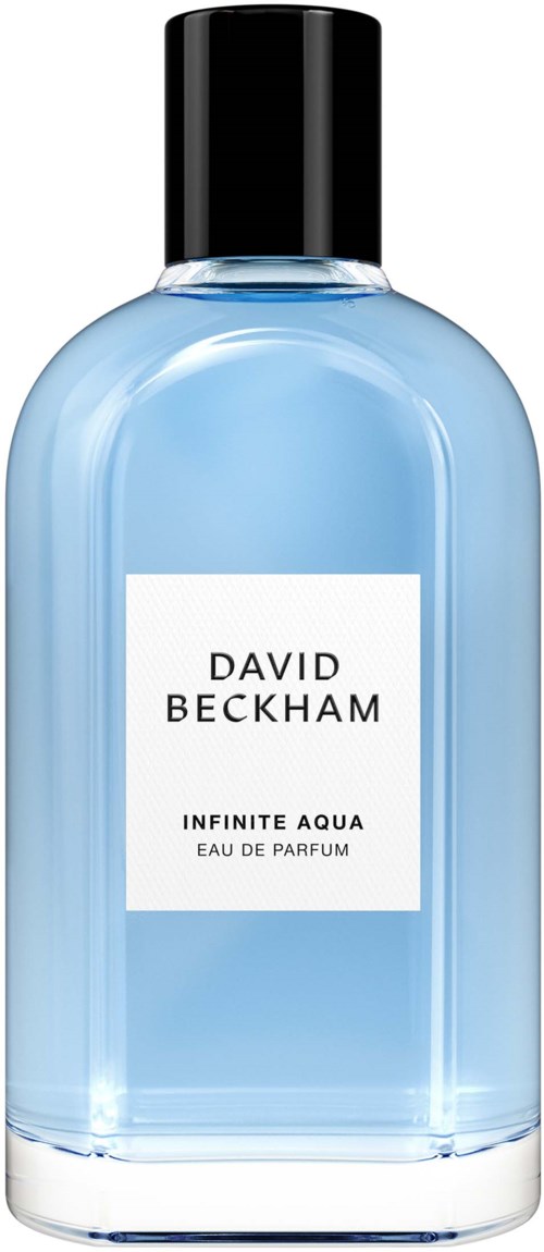 En klar blå parfymflaska med svart lock, märkt 'David Beckham Infinite Aqua'.