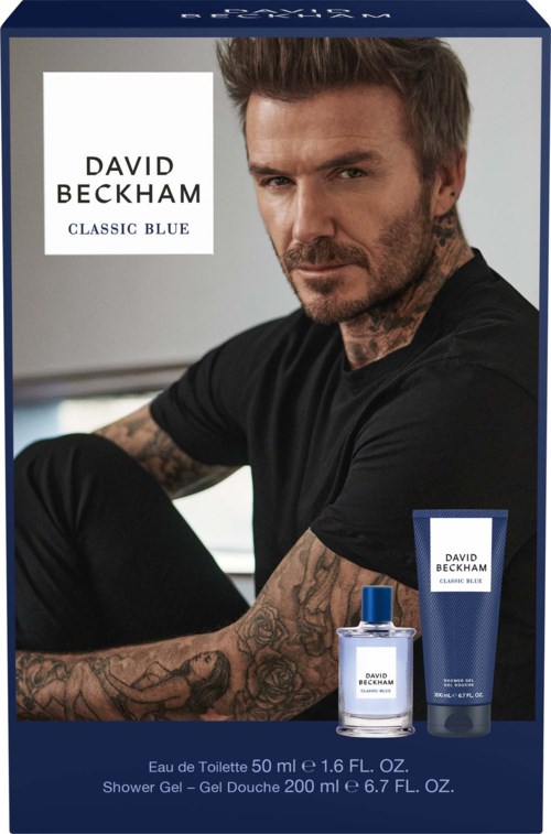 David Beckham Classic Blue parfymeri box med en tatuerad man bredvid en matchande duschgel och parfymflaska.