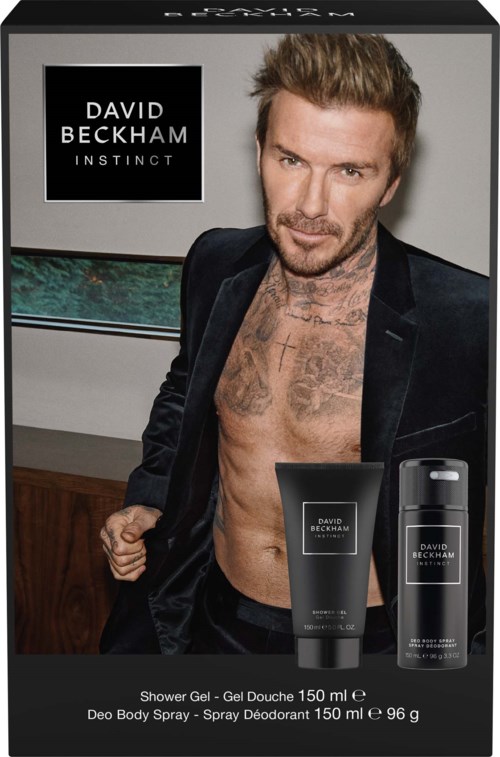 En man med tatueringar och stylish hår, klädd i svart blazer, som annonserar David Beckham Insensis duschgel, deodorant och kroppsspray.
