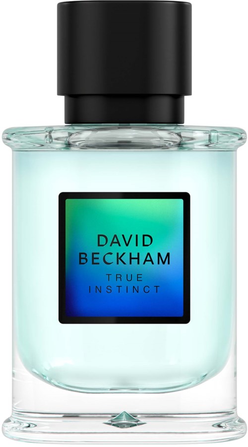 Eine Glasparfümflasche mit der Aufschrift 'David Beckham True Instinct' und schwarzem Deckel.