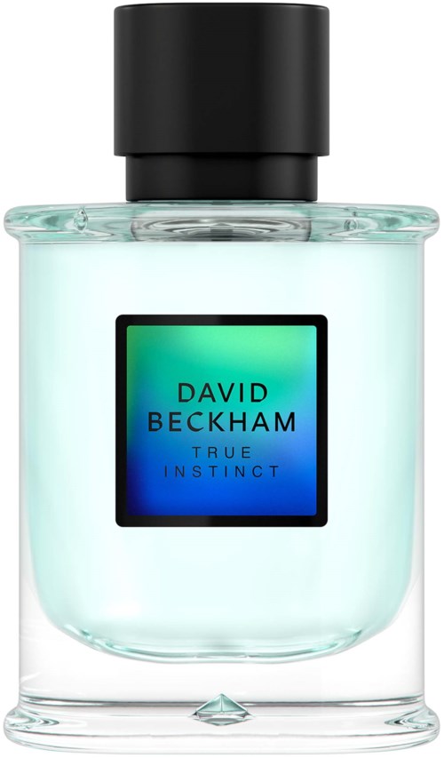 Ein Parfümflasche mit der Aufschrift 'David Beckham True Instinct' mit schwarzem Deckel und hellblauer Flüssigkeit.