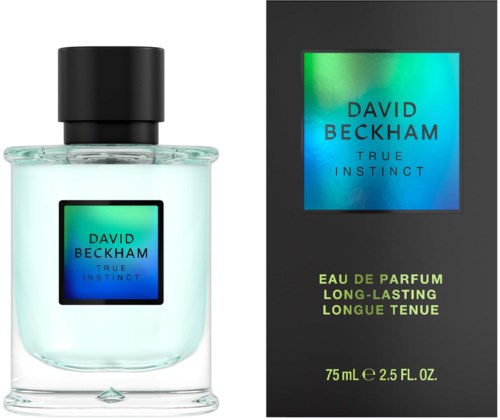 Ein Parfümflasche und eine Verpackung mit Blau- und Grüntönen. Die Flasche ist aus klarem Glas mit schwarzem Deckel, beschriftet 'David Beckham True Instinct.'