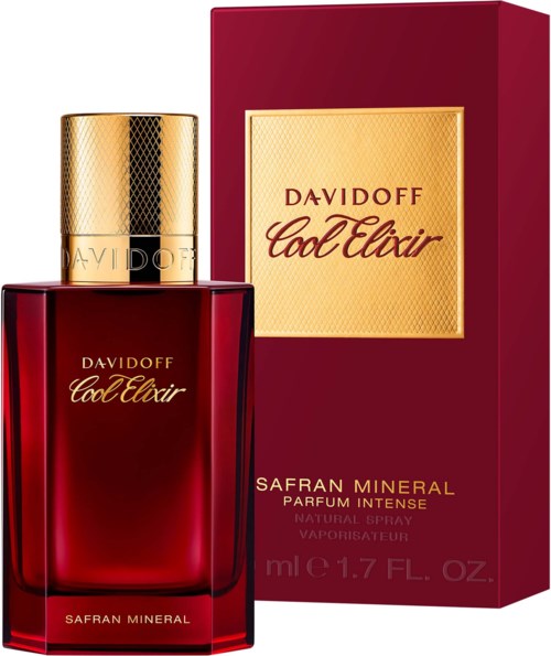 Een rood parfumflesje met een gouden dop voor een bijpassend rode doos. De doos heeft goudkleurige en rode tekst.