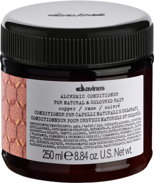 En krukke med Davines Alchemic Conditioner for naturlig og farget hår, med lokk og etikett som viser detaljer.