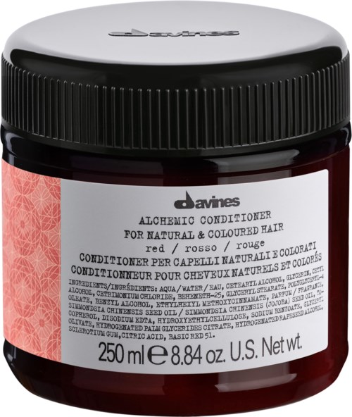En mørkerød krukke med svart lokk merket 'Alchemic Conditioner' for naturlig og farget hår, 250 ml.