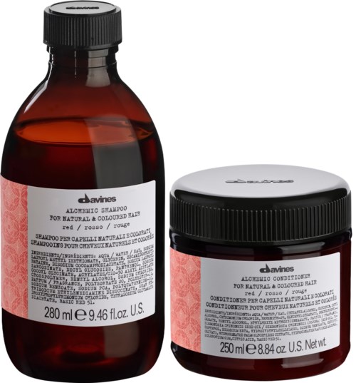 To brune flasker, den ene med svart lokk og den andre med hvit lokk, inneholder hårsjampo og balsam fra Davines.