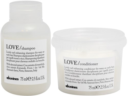 Två små vita flaskor märkta 'LOVE/shampoo' och 'LOVE/conditioner' för hårvård, 75 ml vardera.