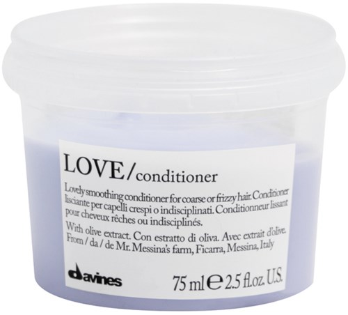 En beholder med Davines Love balsam for grovt eller bustete hår med olivenettexakt fra Italia.