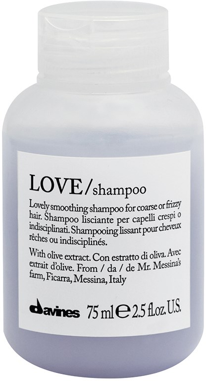 En vit schampoflaska med etikett som säger "LOVE/shampoo" och information om ingredienser och ursprung.