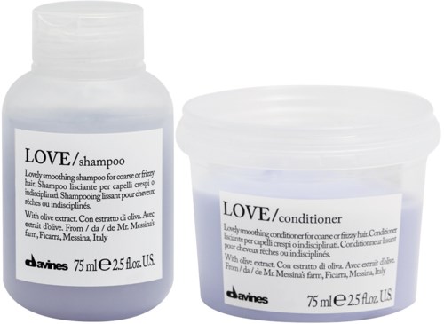 En sett med hårpleieprodukter, inkludert sjampo og balsam, i hvite flasker med svart tekst. Liten størrelse.