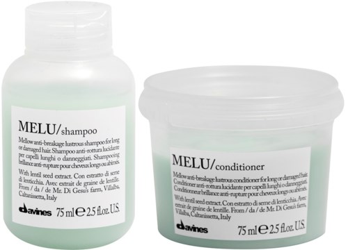 To hårpleieprodukter: MELU-sjampo og balsam i hvite beholdere med svart tekst, fra Davines, Italia.
