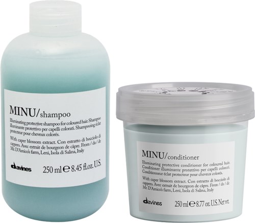 Två behållare med Minu hårvårdsprodukter, ett schampo och ett balsam, båda i ljusblå förpackningar.