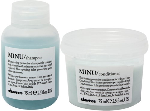 Två vita behållare, en för schampo och en för balsam, med svart text och tydlig kork. De är 75 ml vardera.