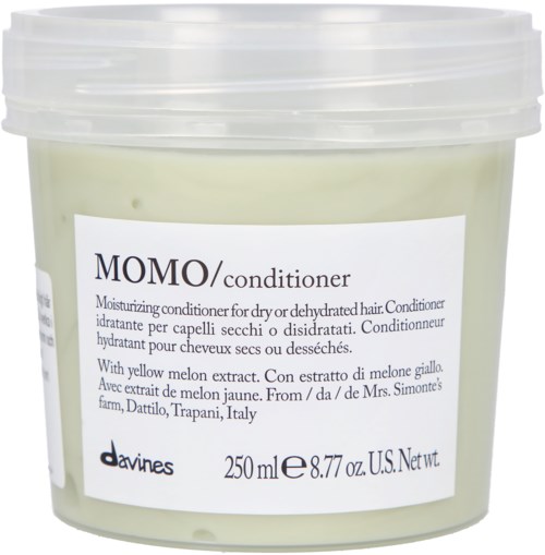 En behållare med MOMO balsam med gult melonextrakt, passande för torrt hår, från Mrs. Simones gård i Italien.