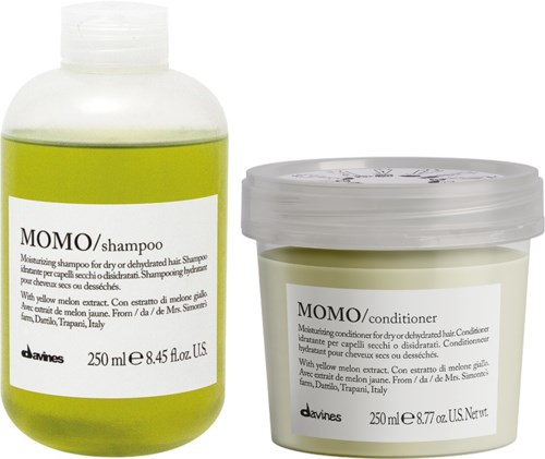 Två hårvårdsprodukter, schampo i flaska och balsam i burk, båda märkta 'MOMO' och från Davines.